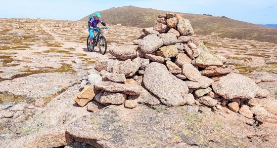 happy mountain bikers in the cairngorms